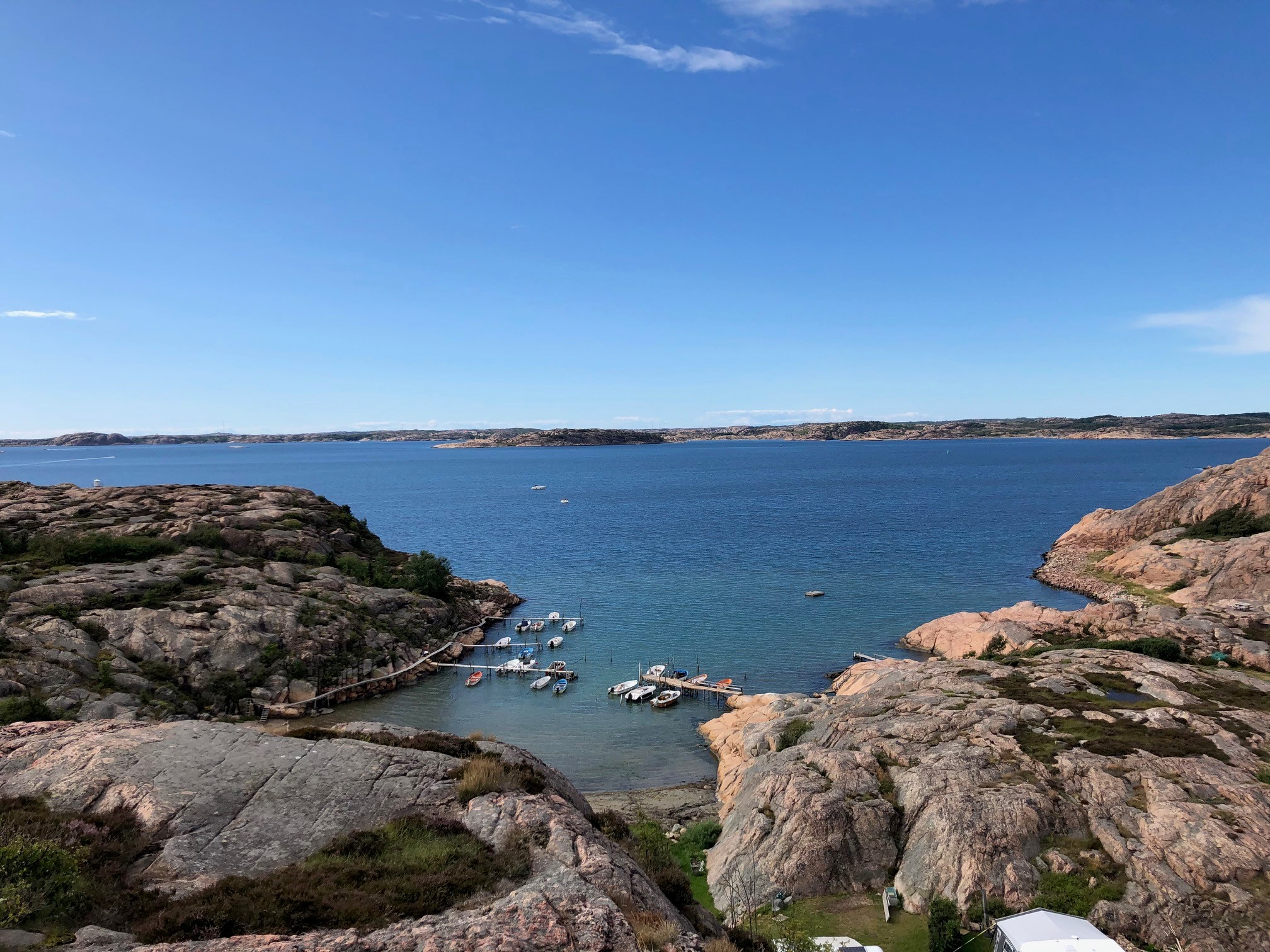 Säven 4 Utsikt från ett berg över havet med klarblå himmel. Bergssidorna sträcker sig ut mot kanterna i bilden.